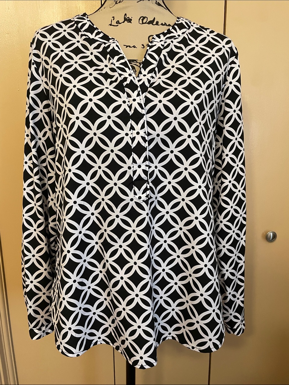 Black & White Geometric Long-Sleeve Women's Top